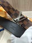 P120 配全套包装礼盒🎁 Virgil Abloh 以先锋美学理念解读 LV Tag 腰带，以经典LV 搭扣俘获视觉焦点。 Monogram 帆布和光滑小牛皮分饰两面。 老花/皮底，宽度40MM