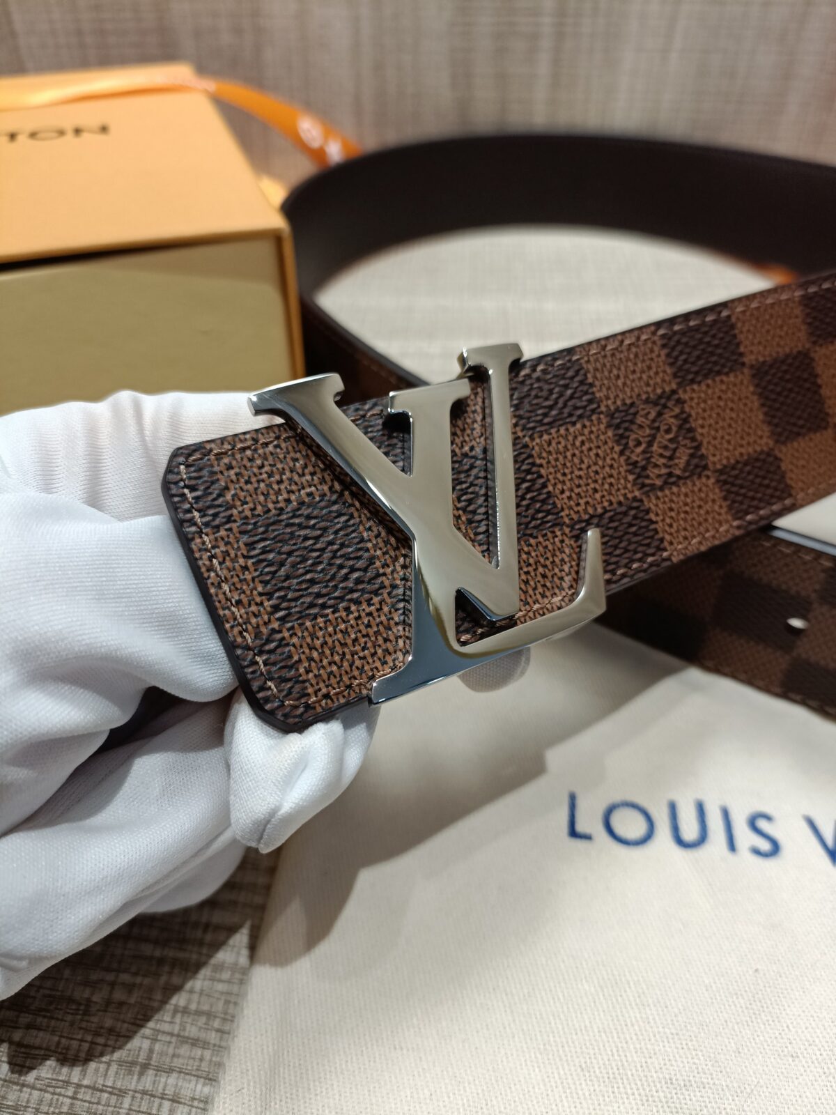 P120 配全套包装礼盒🎁 Virgil Abloh 以先锋美学理念解读 LV Tag 腰带，以经典LV 搭扣俘获视觉焦点。 Monogram 帆布和光滑小牛皮分饰两面。 老花/皮底，宽度40MM