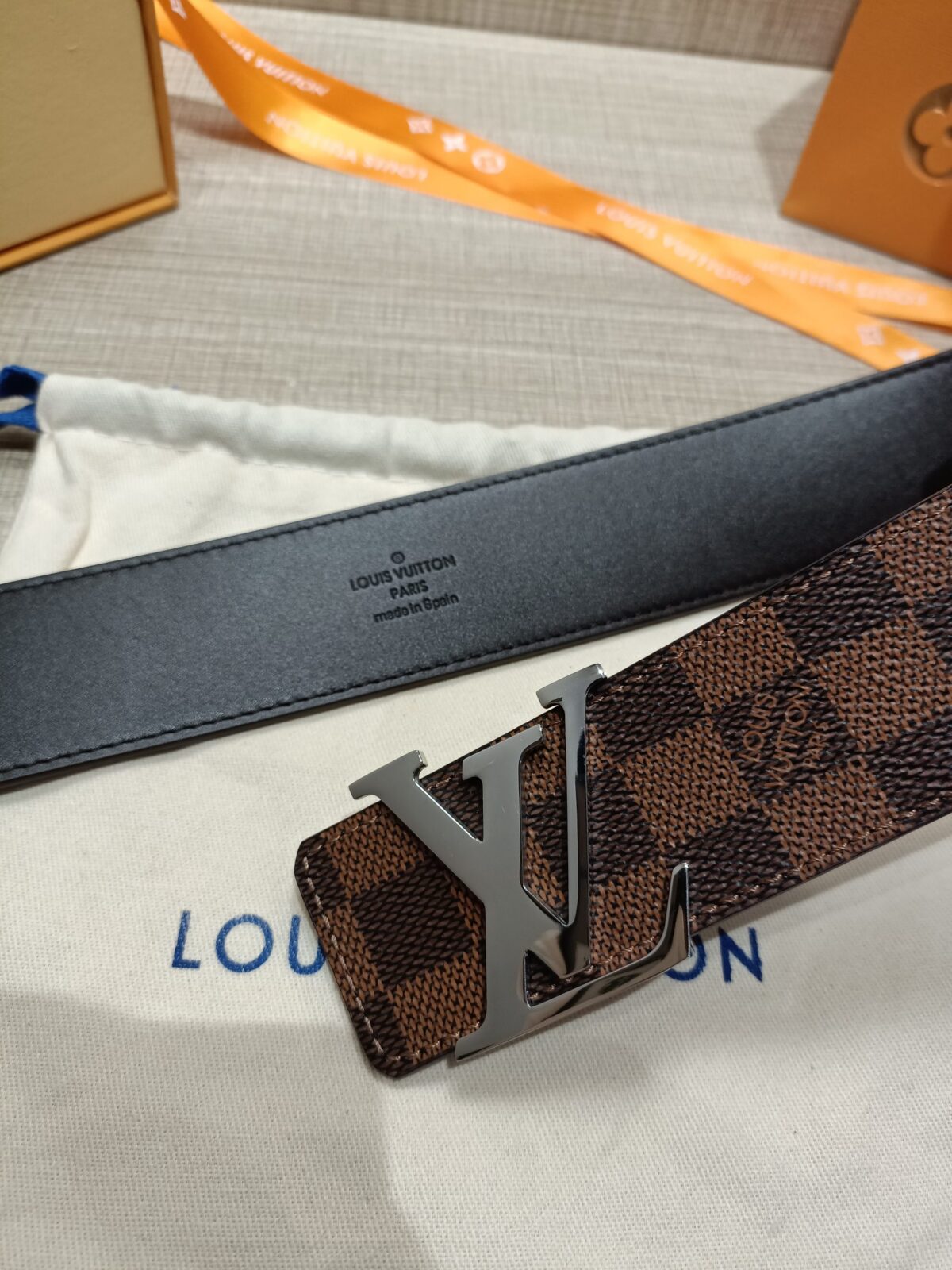 P120 配全套包装礼盒🎁 Virgil Abloh 以先锋美学理念解读 LV Tag 腰带，以经典LV 搭扣俘获视觉焦点。 Monogram 帆布和光滑小牛皮分饰两面。 老花/皮底，宽度40MM