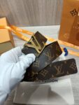 P120 配全套包装礼盒🎁 Virgil Abloh 以先锋美学理念解读 LV Tag 腰带，以经典LV 搭扣俘获视觉焦点。 Monogram 帆布和光滑小牛皮分饰两面。 老花/皮底，宽度40MM