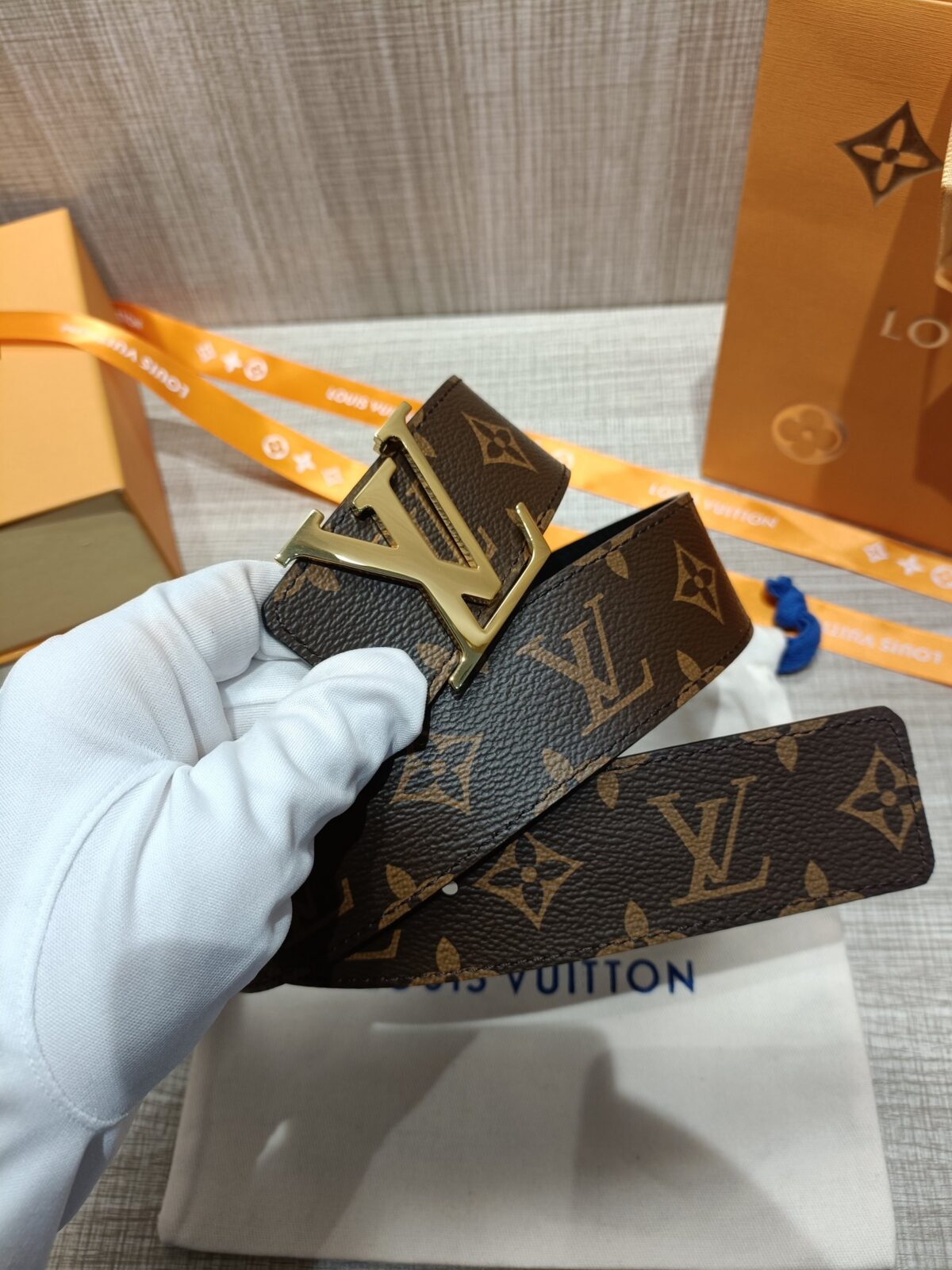 P120 配全套包装礼盒🎁 Virgil Abloh 以先锋美学理念解读 LV Tag 腰带，以经典LV 搭扣俘获视觉焦点。 Monogram 帆布和光滑小牛皮分饰两面。 老花/皮底，宽度40MM