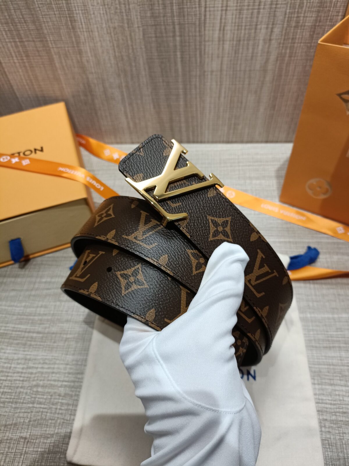 P120 配全套包装礼盒🎁 Virgil Abloh 以先锋美学理念解读 LV Tag 腰带，以经典LV 搭扣俘获视觉焦点。 Monogram 帆布和光滑小牛皮分饰两面。 老花/皮底，宽度40MM