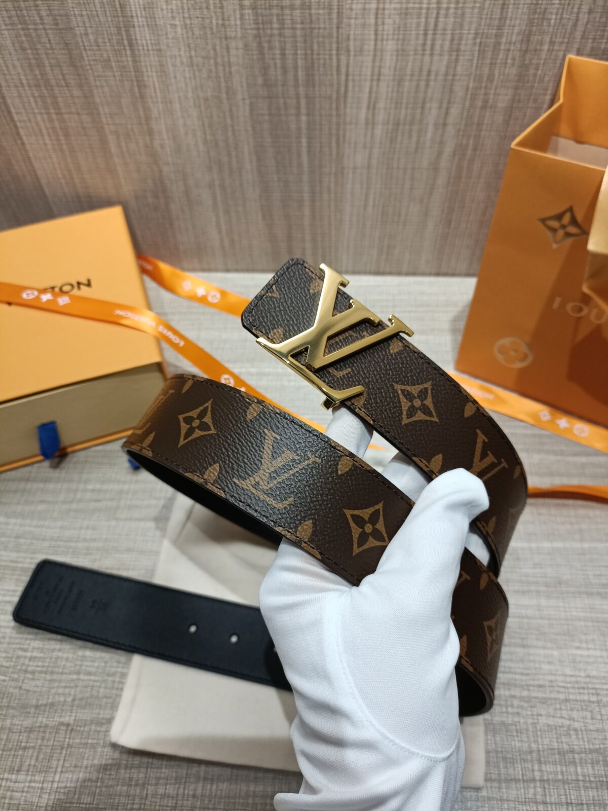 P120 配全套包装礼盒🎁 Virgil Abloh 以先锋美学理念解读 LV Tag 腰带，以经典LV 搭扣俘获视觉焦点。 Monogram 帆布和光滑小牛皮分饰两面。 老花/皮底，宽度40MM