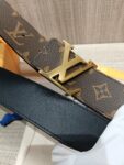 P120 配全套包装礼盒🎁 Virgil Abloh 以先锋美学理念解读 LV Tag 腰带，以经典LV 搭扣俘获视觉焦点。 Monogram 帆布和光滑小牛皮分饰两面。 老花/皮底，宽度40MM