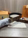 P120 配全套包装礼盒🎁 Virgil Abloh 以先锋美学理念解读 LV Tag 腰带，以经典LV 搭扣俘获视觉焦点。 Monogram 帆布和光滑小牛皮分饰两面。 老花/皮底，宽度40MM