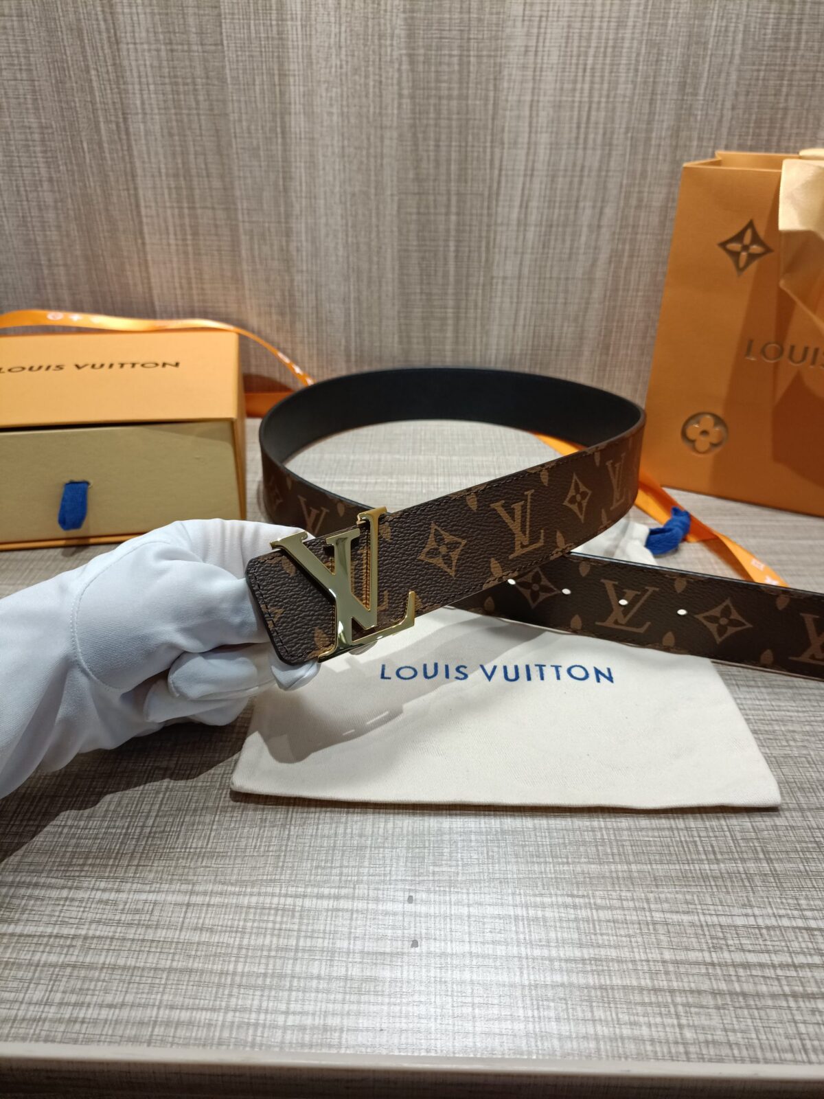 P120 配全套包装礼盒🎁 Virgil Abloh 以先锋美学理念解读 LV Tag 腰带，以经典LV 搭扣俘获视觉焦点。 Monogram 帆布和光滑小牛皮分饰两面。 老花/皮底，宽度40MM