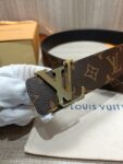 P120 配全套包装礼盒🎁 Virgil Abloh 以先锋美学理念解读 LV Tag 腰带，以经典LV 搭扣俘获视觉焦点。 Monogram 帆布和光滑小牛皮分饰两面。 老花/皮底，宽度40MM