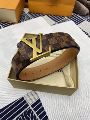 weigou_242759_0_4216768702 P120 :配送专柜全套礼盒包装🎁。 Lv:原单头层牛皮十字纹面,內衬头层小牛皮底.这款经典而又魅力恒久的腰带外型宽大,带扣和牛仔装相得益彰,彰显一派休闲气息.专柜宽度