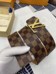 P120 ：配送专柜全套礼盒包装🎁。 Lv：原单头层牛皮十字纹面,內衬头层小牛皮底.这款经典而又魅力恒久的腰带外型宽大，带扣和牛仔装相得益彰，彰显一派休闲气息.专柜宽度
