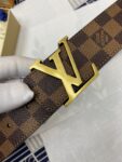 P120 ：配送专柜全套礼盒包装🎁。 Lv：原单头层牛皮十字纹面,內衬头层小牛皮底.这款经典而又魅力恒久的腰带外型宽大，带扣和牛仔装相得益彰，彰显一派休闲气息.专柜宽度