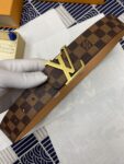 P120 ：配送专柜全套礼盒包装🎁。 Lv：原单头层牛皮十字纹面,內衬头层小牛皮底.这款经典而又魅力恒久的腰带外型宽大，带扣和牛仔装相得益彰，彰显一派休闲气息.专柜宽度