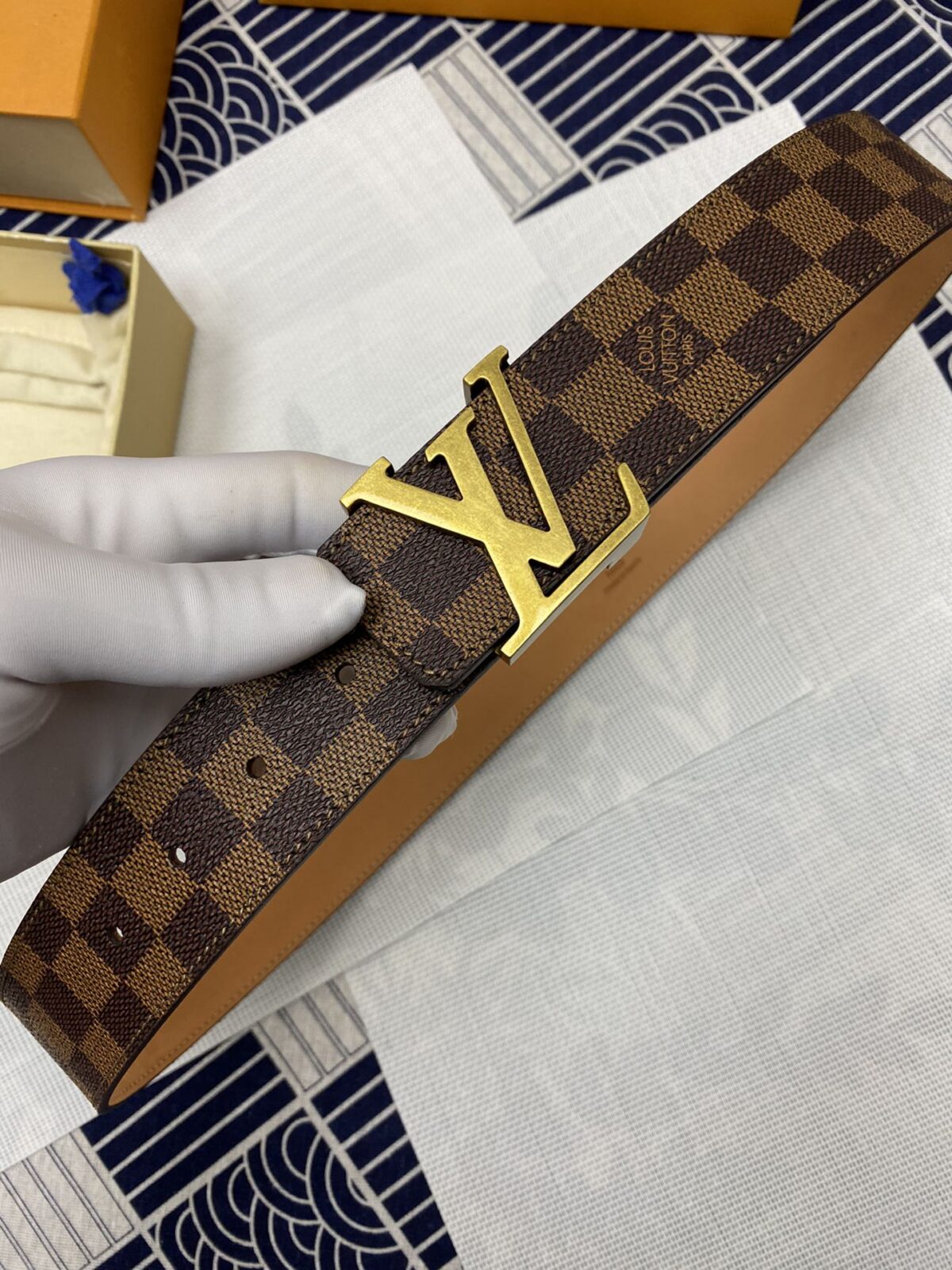 P120 ：配送专柜全套礼盒包装🎁。 Lv：原单头层牛皮十字纹面,內衬头层小牛皮底.这款经典而又魅力恒久的腰带外型宽大，带扣和牛仔装相得益彰，彰显一派休闲气息.专柜宽度