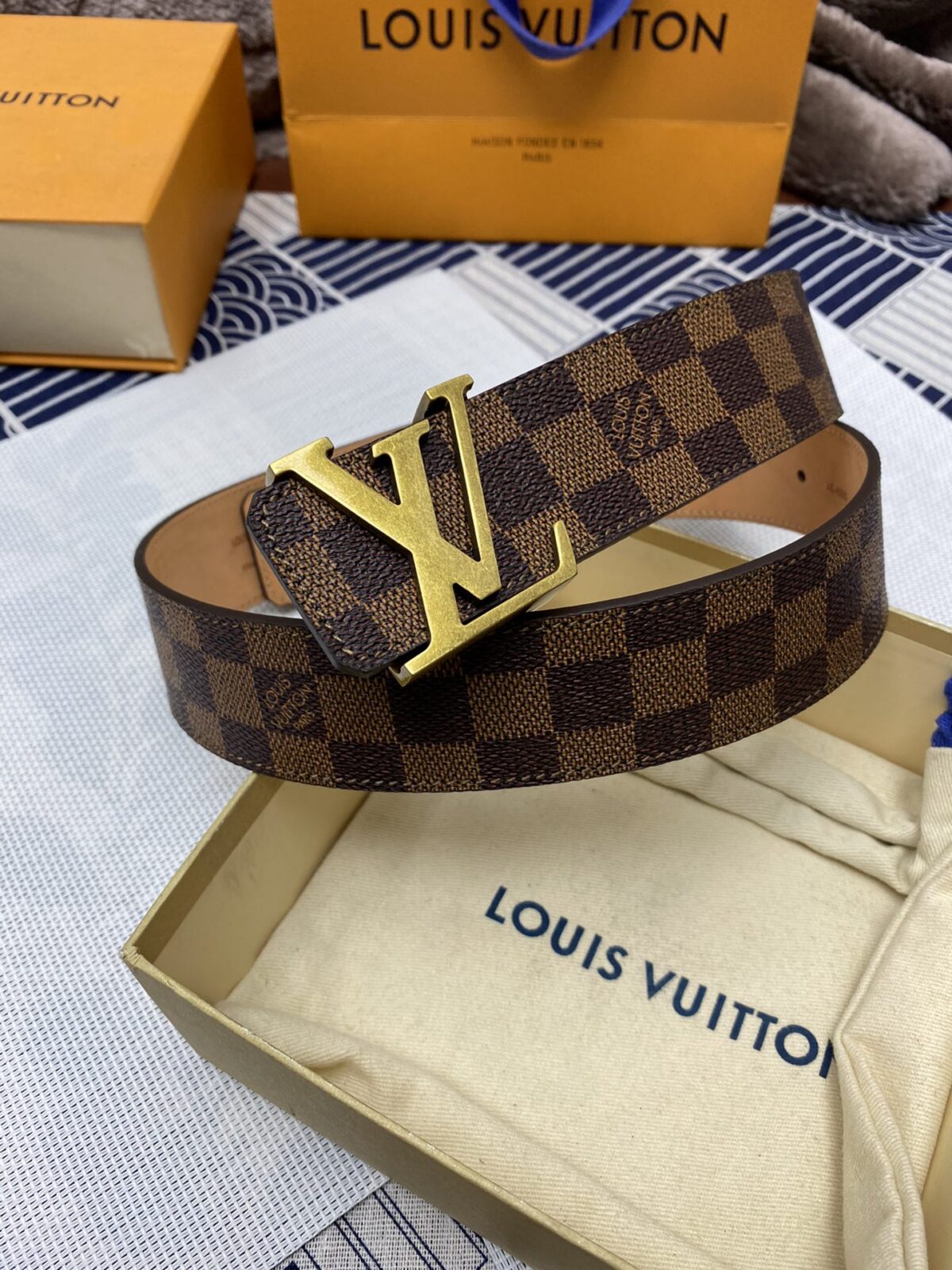 P120 ：配送专柜全套礼盒包装🎁。 Lv：原单头层牛皮十字纹面,內衬头层小牛皮底.这款经典而又魅力恒久的腰带外型宽大，带扣和牛仔装相得益彰，彰显一派休闲气息.专柜宽度