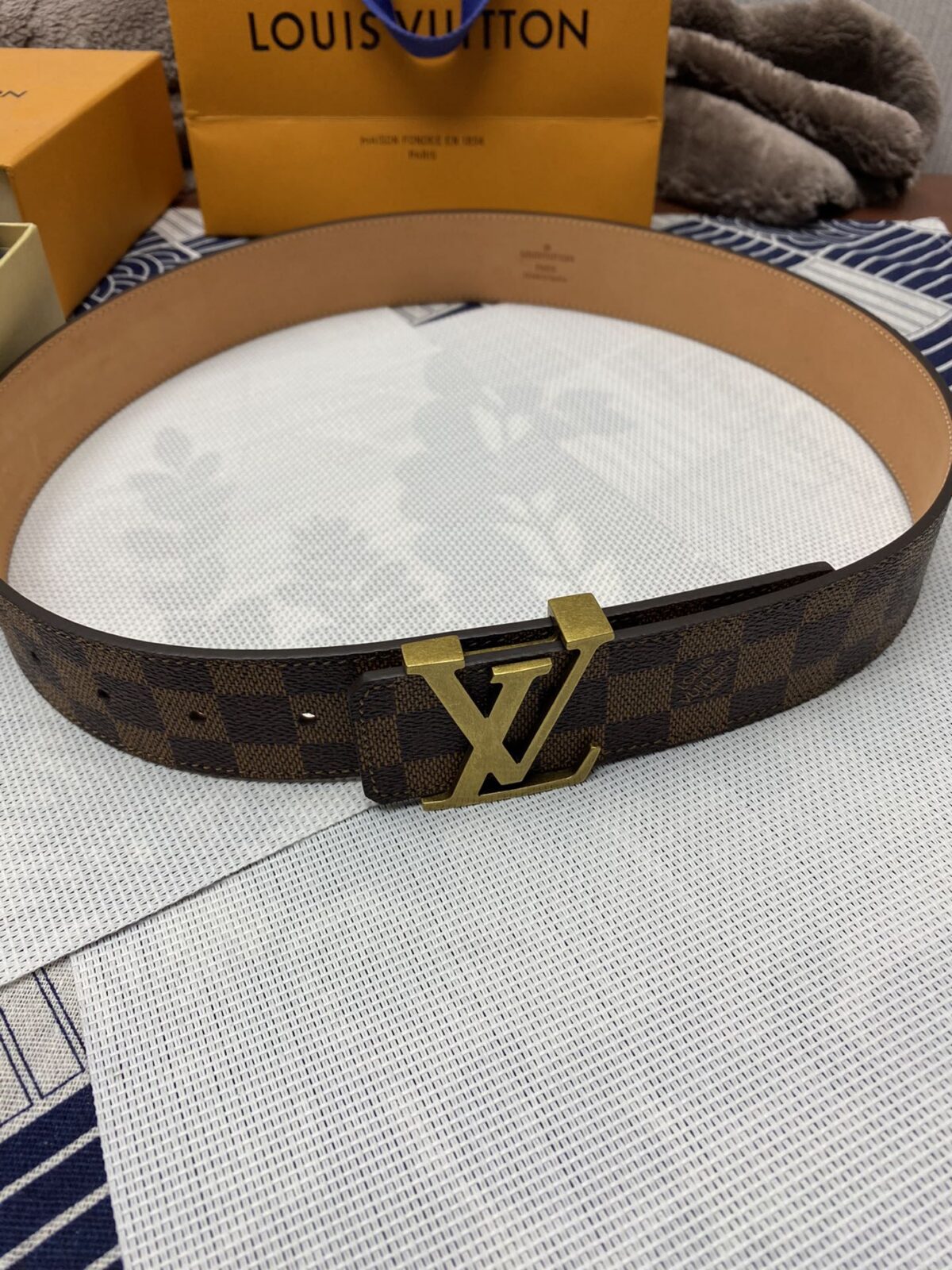 P120 ：配送专柜全套礼盒包装🎁。 Lv：原单头层牛皮十字纹面,內衬头层小牛皮底.这款经典而又魅力恒久的腰带外型宽大，带扣和牛仔装相得益彰，彰显一派休闲气息.专柜宽度