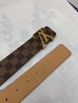 P120 ：配送专柜全套礼盒包装🎁。 Lv：原单头层牛皮十字纹面,內衬头层小牛皮底.这款经典而又魅力恒久的腰带外型宽大，带扣和牛仔装相得益彰，彰显一派休闲气息.专柜宽度