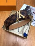 P120 ：配送专柜全套礼盒包装🎁。 Lv：原单面料,內衬头层牛皮磨砂底，搭配原单扣.带扣和牛仔装相得益彰，彰显一派休闲气息.专柜宽度