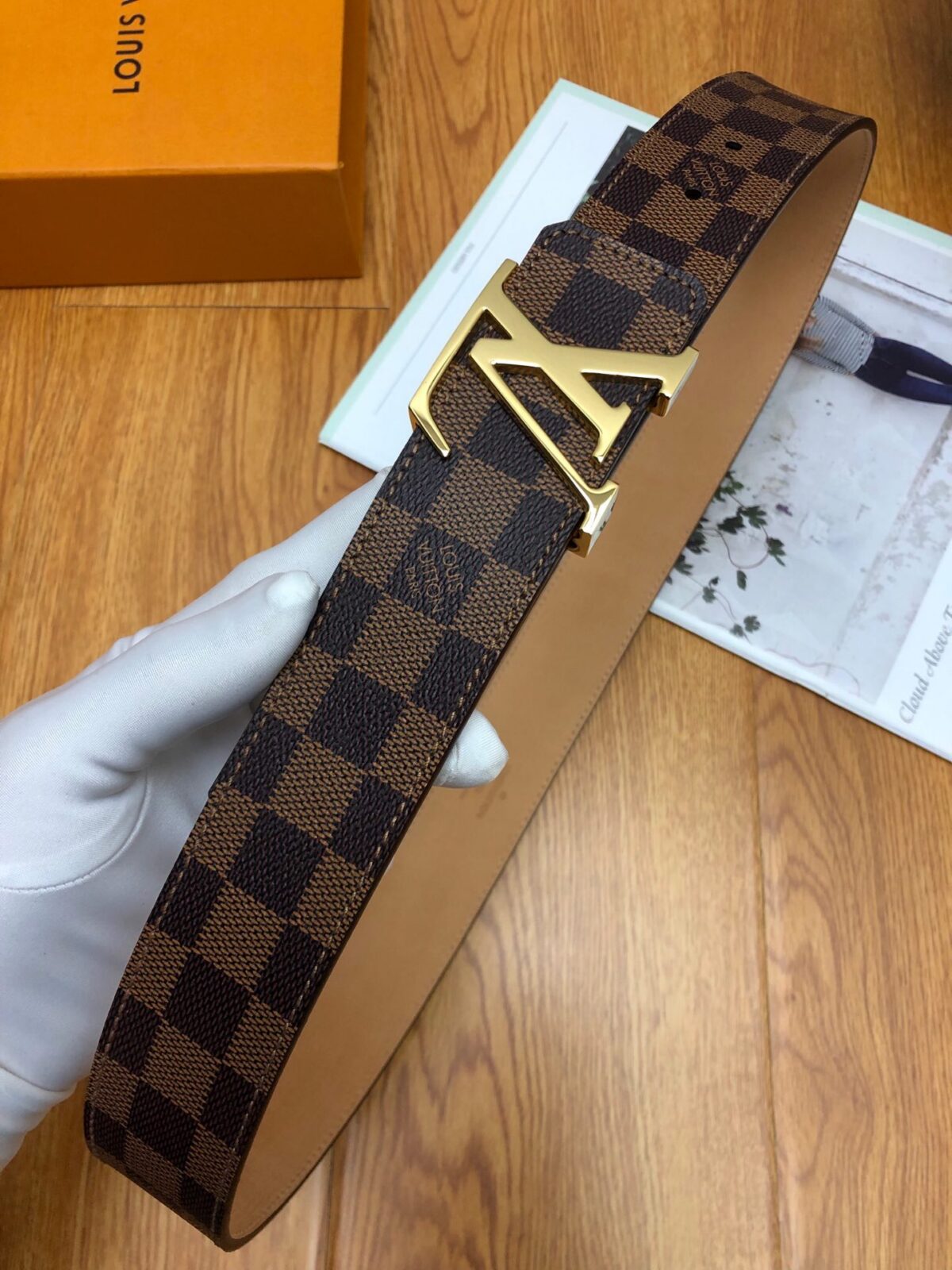 P120 ：配送专柜全套礼盒包装🎁。 Lv：原单面料,內衬头层牛皮磨砂底，搭配原单扣.带扣和牛仔装相得益彰，彰显一派休闲气息.专柜宽度