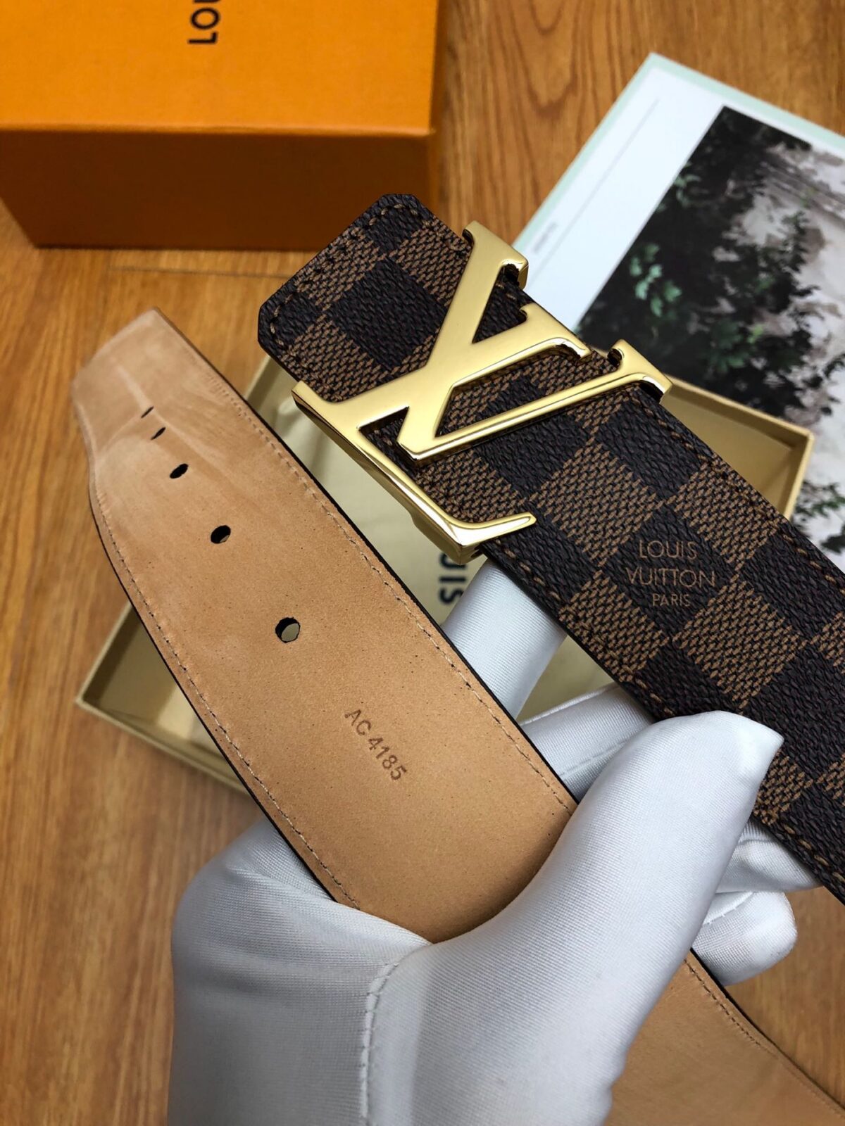 P120 ：配送专柜全套礼盒包装🎁。 Lv：原单面料,內衬头层牛皮磨砂底，搭配原单扣.带扣和牛仔装相得益彰，彰显一派休闲气息.专柜宽度