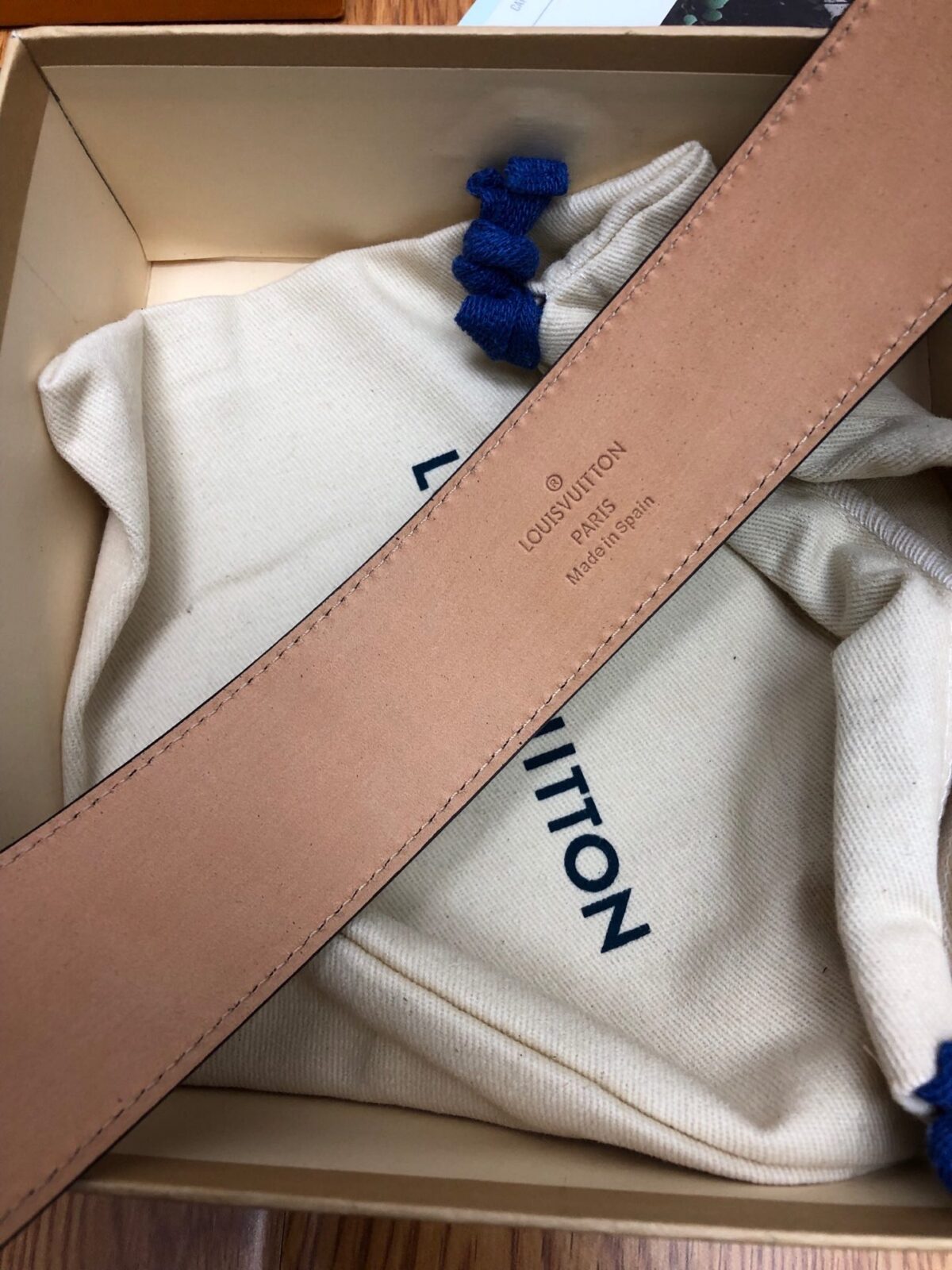 P120 ：配送专柜全套礼盒包装🎁。 Lv：原单面料,內衬头层牛皮磨砂底，搭配原单扣.带扣和牛仔装相得益彰，彰显一派休闲气息.专柜宽度