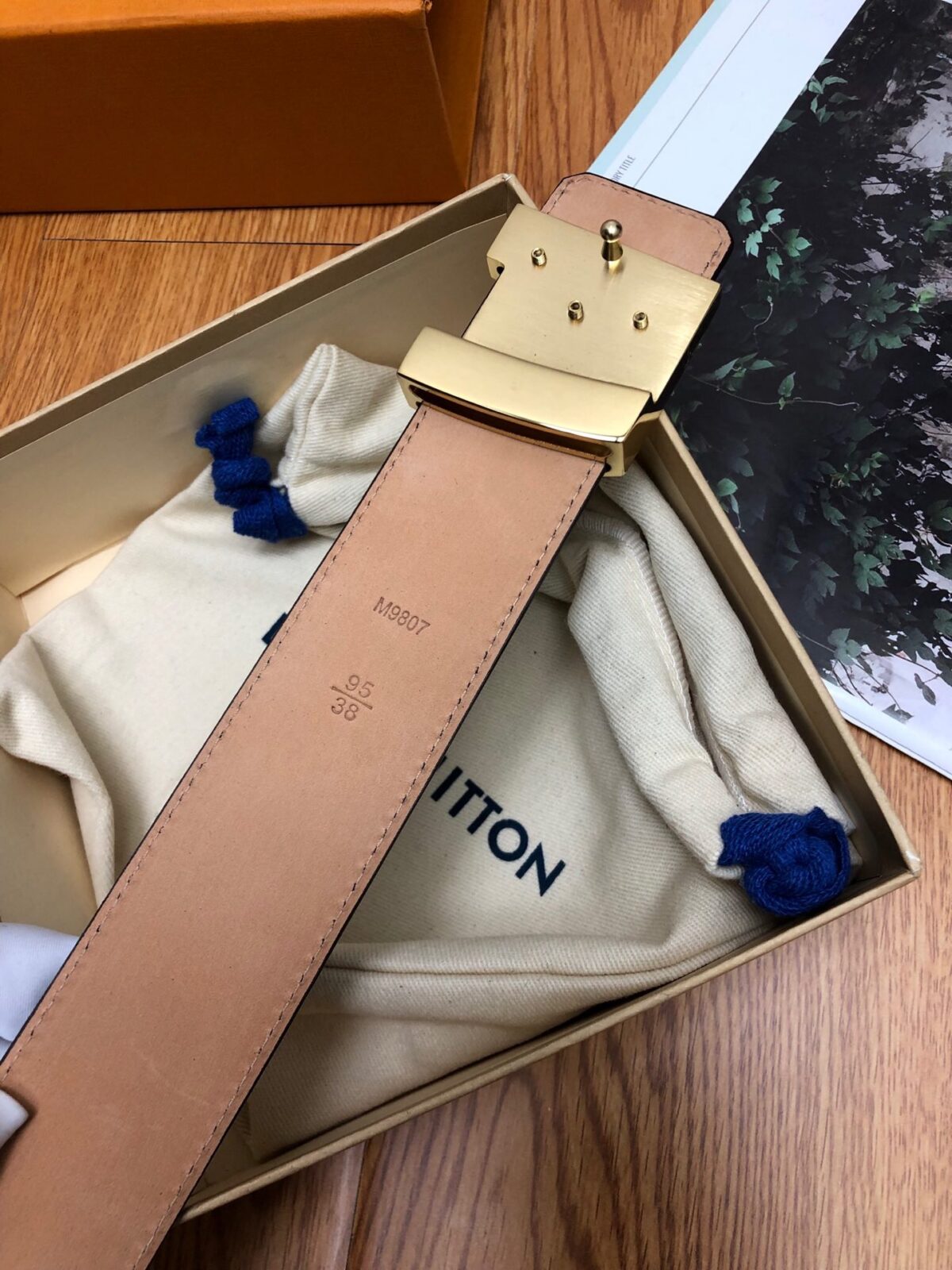 P120 ：配送专柜全套礼盒包装🎁。 Lv：原单面料,內衬头层牛皮磨砂底，搭配原单扣.带扣和牛仔装相得益彰，彰显一派休闲气息.专柜宽度