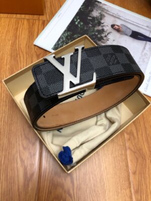 weigou_242830_0_594c40aea2 P120 :配送专柜全套礼盒包装🎁。 Lv:原单面料,內衬头层牛皮磨砂底,搭配原单扣.带扣和牛仔装相得益彰,彰显一派休闲气息.专柜宽度