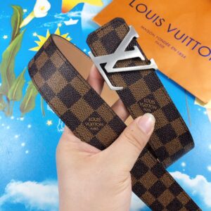 LOUIS VUITTON 时尚百搭皮带，原单头层牛皮 专柜在售爆款，顶级货，细节看图，实物拍摄，宽度4.0CM都有货，码数齐！