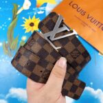 LOUIS VUITTON 时尚百搭皮带，原单头层牛皮 专柜在售爆款，顶级货，细节看图，实物拍摄，宽度4.0CM都有货，码数齐！