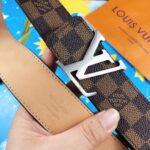 LOUIS VUITTON 时尚百搭皮带，原单头层牛皮 专柜在售爆款，顶级货，细节看图，实物拍摄，宽度4.0CM都有货，码数齐！