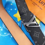 LOUIS VUITTON 时尚百搭皮带，原单头层牛皮 专柜在售爆款，顶级货，细节看图，实物拍摄，宽度4.0CM都有货，码数齐！
