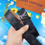 LOUIS VUITTON 时尚百搭皮带，原单头层牛皮 专柜在售爆款，顶级货，细节看图，实物拍摄，宽度4.0CM都有货，码数齐！