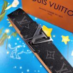 LOUIS VUITTON 时尚百搭皮带，原单头层牛皮 专柜在售爆款，顶级货，细节看图，实物拍摄，宽度4.0CM都有货，码数齐！