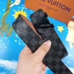 LOUIS VUITTON 时尚百搭皮带，原单头层牛皮 专柜在售爆款，顶级货，细节看图，实物拍摄，宽度4.0CM都有货，码数齐！