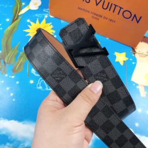 LOUIS VUITTON 时尚百搭皮带，原单头层牛皮 专柜在售爆款，顶级货，细节看图，实物拍摄，宽度4.0CM都有货，码数齐！