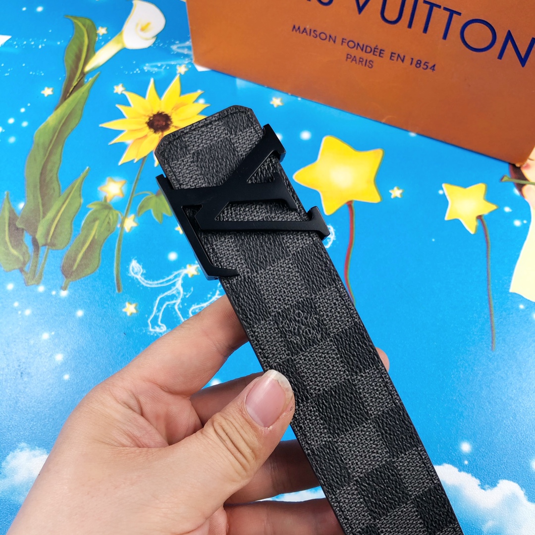 LOUIS VUITTON 时尚百搭皮带，原单头层牛皮 专柜在售爆款，顶级货，细节看图，实物拍摄，宽度4.0CM都有货，码数齐！