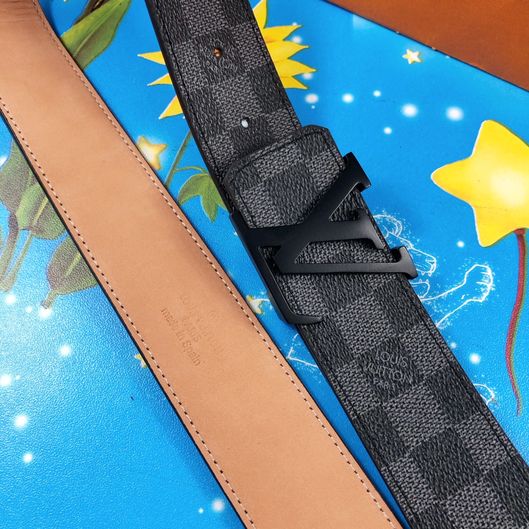 LOUIS VUITTON 时尚百搭皮带，原单头层牛皮 专柜在售爆款，顶级货，细节看图，实物拍摄，宽度4.0CM都有货，码数齐！