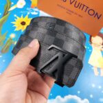 LOUIS VUITTON 时尚百搭皮带，原单头层牛皮 专柜在售爆款，顶级货，细节看图，实物拍摄，宽度4.0CM都有货，码数齐！