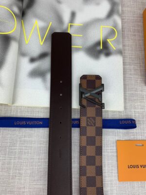 🎁品牌：LV.路易威登✈p120 🎁型号：原单！请认准如图专柜包装 🎁等级：意大利进口🐂百分百头层牛皮，LV.路易威登，世界著名奢侈品品牌。进口头层🐂牛皮🐃，国外专柜有同款。24K纯钢扣，金色银色✨时尚又不失优雅。高调炫出来吧，西裤牛仔裤任意搭配，永不掉色，背面logo清晰可见 🎁材料： 🐂意大利进口原版牛皮🐂，原版皮+24k钢扣。百搭西裤牛仔裤，时尚大牌。实物更靓⚡专柜品质。配送全套礼盒🎁包装，打孔器，手提袋，香港发票，海关贴齐全 🎁颜色： 请认准如图专柜包装，3.8mm宽📣