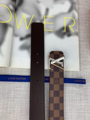 weigou_242959_0_27ee952a15 P120 :配全套包装盒🎁 LV 进口老花面料腰带,宽40毫米,搭配不锈钢原单钢扣,内衬小牛皮。商务服装造型的完美搭配。永恒经典,与正品零差距。