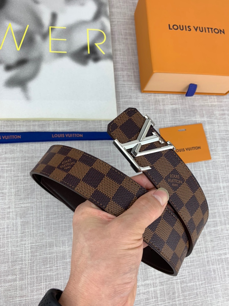P120 ：配全套包装盒🎁 LV 进口老花面料腰带，宽40毫米，搭配不锈钢原单钢扣，内衬小牛皮。商务服装造型的完美搭配。永恒经典，与正品零差距。