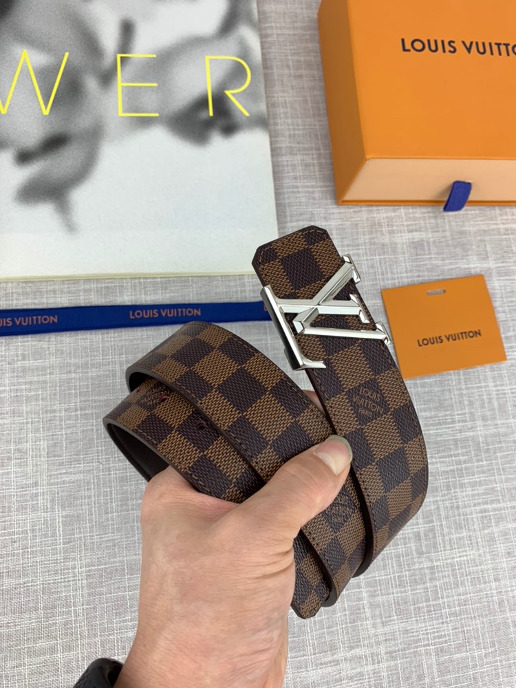 P120 ：配全套包装盒🎁 LV 进口老花面料腰带，宽40毫米，搭配不锈钢原单钢扣，内衬小牛皮。商务服装造型的完美搭配。永恒经典，与正品零差距。
