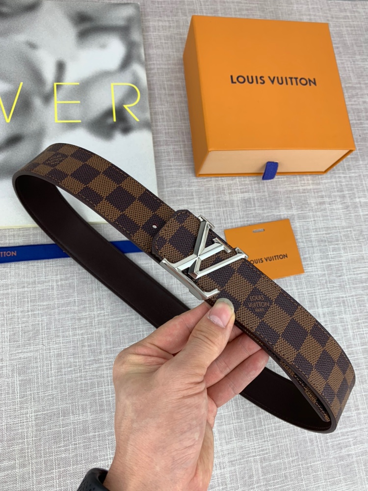P120 ：配全套包装盒🎁 LV 进口老花面料腰带，宽40毫米，搭配不锈钢原单钢扣，内衬小牛皮。商务服装造型的完美搭配。永恒经典，与正品零差距。