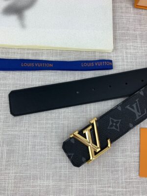 weigou_242973_0_2df145747f P120 :配全套包装盒🎁 LV 进口老花面料腰带,宽40毫米,搭配不锈钢原单钢扣,内衬小牛皮。商务服装造型的完美搭配。永恒经典,与正品零差距。