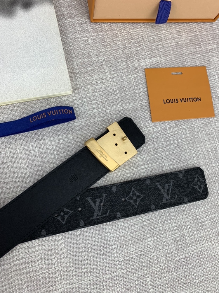 P120 ：配全套包装盒🎁 LV 进口老花面料腰带，宽40毫米，搭配不锈钢原单钢扣，内衬小牛皮。商务服装造型的完美搭配。永恒经典，与正品零差距。