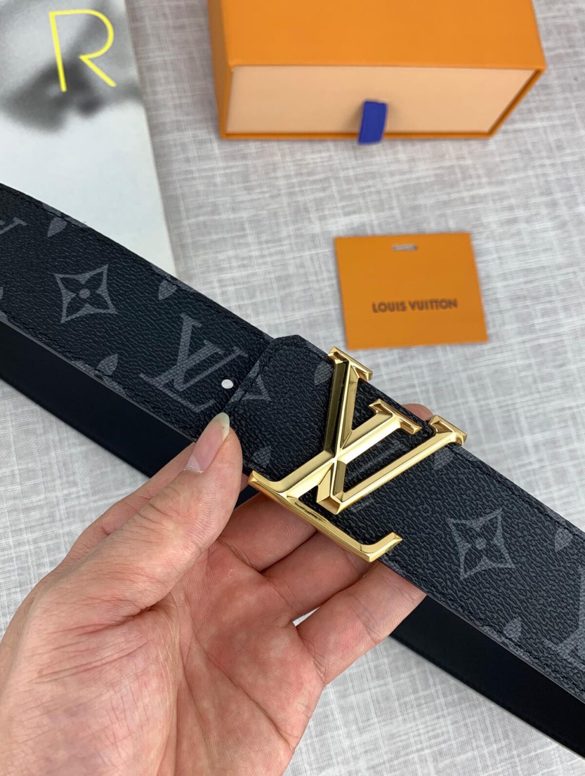 P120 ：配全套包装盒🎁 LV 进口老花面料腰带，宽40毫米，搭配不锈钢原单钢扣，内衬小牛皮。商务服装造型的完美搭配。永恒经典，与正品零差距。
