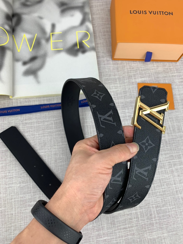 P120 ：配全套包装盒🎁 LV 进口老花面料腰带，宽40毫米，搭配不锈钢原单钢扣，内衬小牛皮。商务服装造型的完美搭配。永恒经典，与正品零差距。