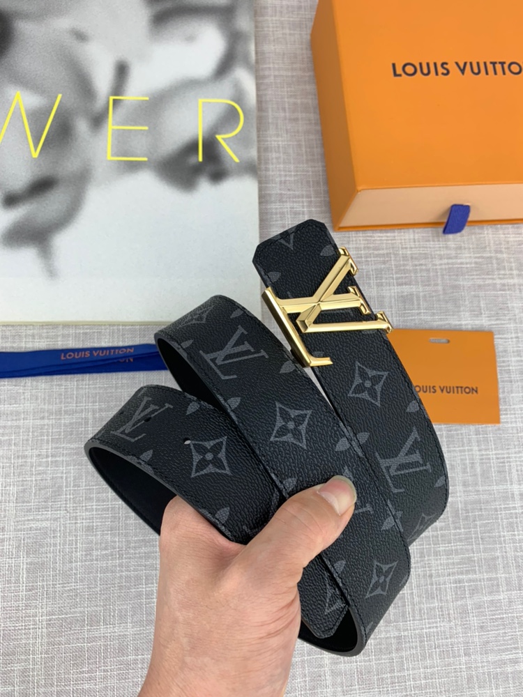P120 ：配全套包装盒🎁 LV 进口老花面料腰带，宽40毫米，搭配不锈钢原单钢扣，内衬小牛皮。商务服装造型的完美搭配。永恒经典，与正品零差距。