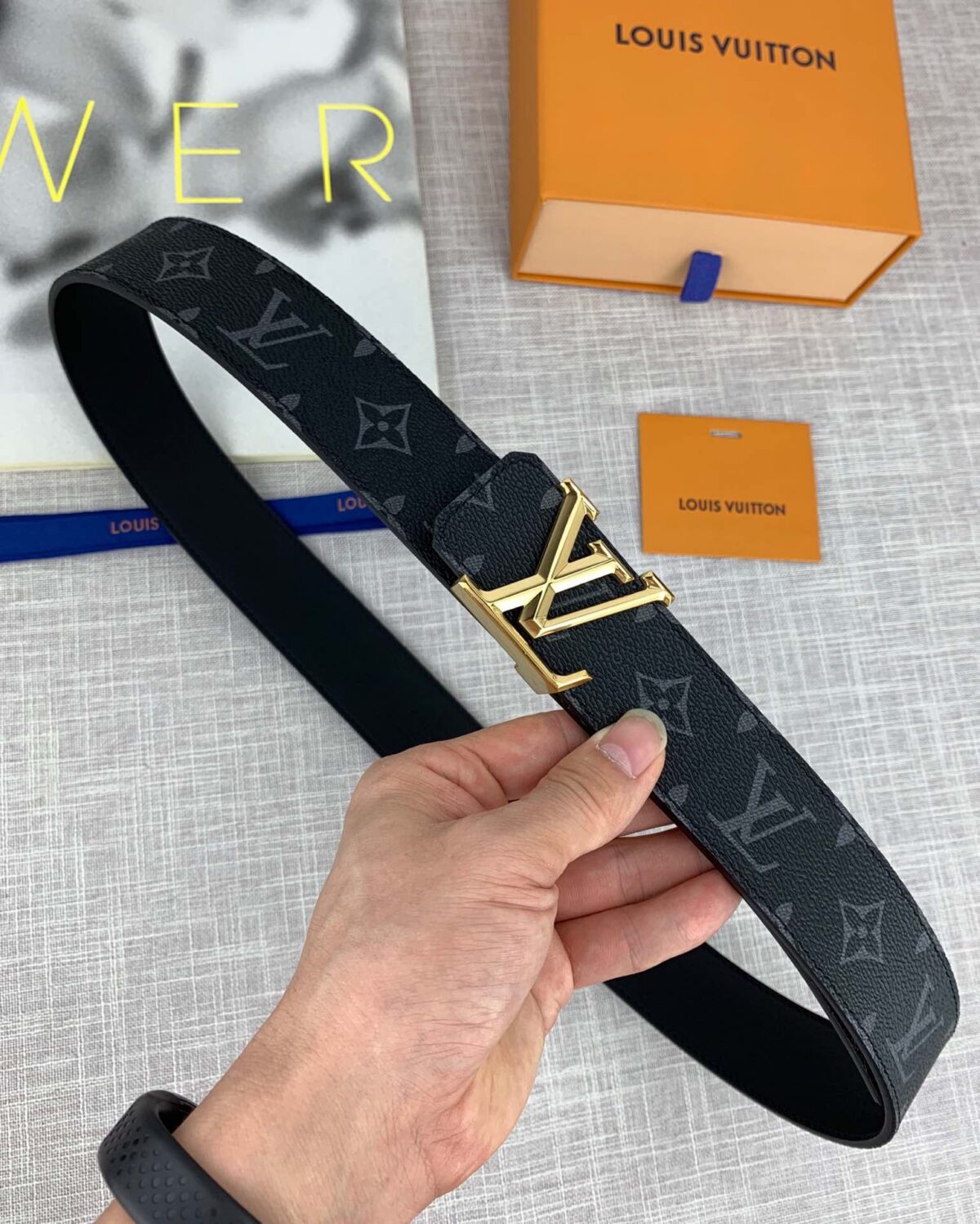 P120 ：配全套包装盒🎁 LV 进口老花面料腰带，宽40毫米，搭配不锈钢原单钢扣，内衬小牛皮。商务服装造型的完美搭配。永恒经典，与正品零差距。