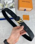 P120 ：配全套包装盒🎁 LV 进口老花面料腰带，宽40毫米，搭配不锈钢原单钢扣，内衬小牛皮。商务服装造型的完美搭配。永恒经典，与正品零差距。