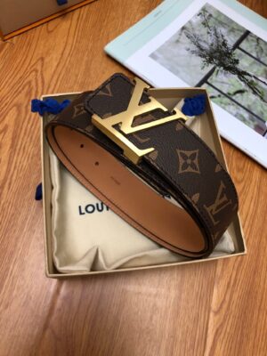 🎁品牌：LV.路易威登✈p120 🎁型号：原单！请认准如图专柜包装 🎁等级：意大利进口🐂百分百头层牛皮，LV.路易威登，世界著名奢侈品品牌。进口头层🐂牛皮🐃，国外专柜有同款。24K纯钢扣，金色银色✨时尚又不失优雅。高调炫出来吧，西裤牛仔裤任意搭配，永不掉色，背面logo清晰可见 🎁材料： 🐂意大利进口原版牛皮🐂，原版皮+24k钢扣。百搭西裤牛仔裤，时尚大牌。实物更靓⚡专柜品质。配送全套礼盒🎁包装，打孔器，手提袋，香港发票，海关贴齐全 🎁颜色： 请认准如图专柜包装，3.8mm宽📣