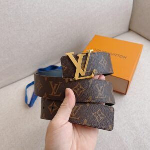 P120 配全套包装礼盒🎁 LV 这款经典而又魅力恒久的腰带外型宽大，带扣和牛仔装相得益彰，彰显一派休闲气息。易搭配各类服饰；经典不过时。宽度：40mm
